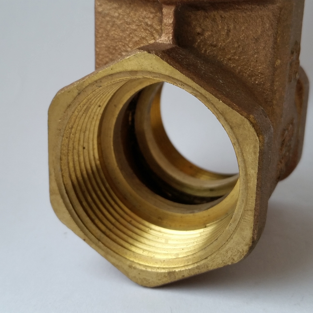 Brass 1 1/4" FPT gate valve