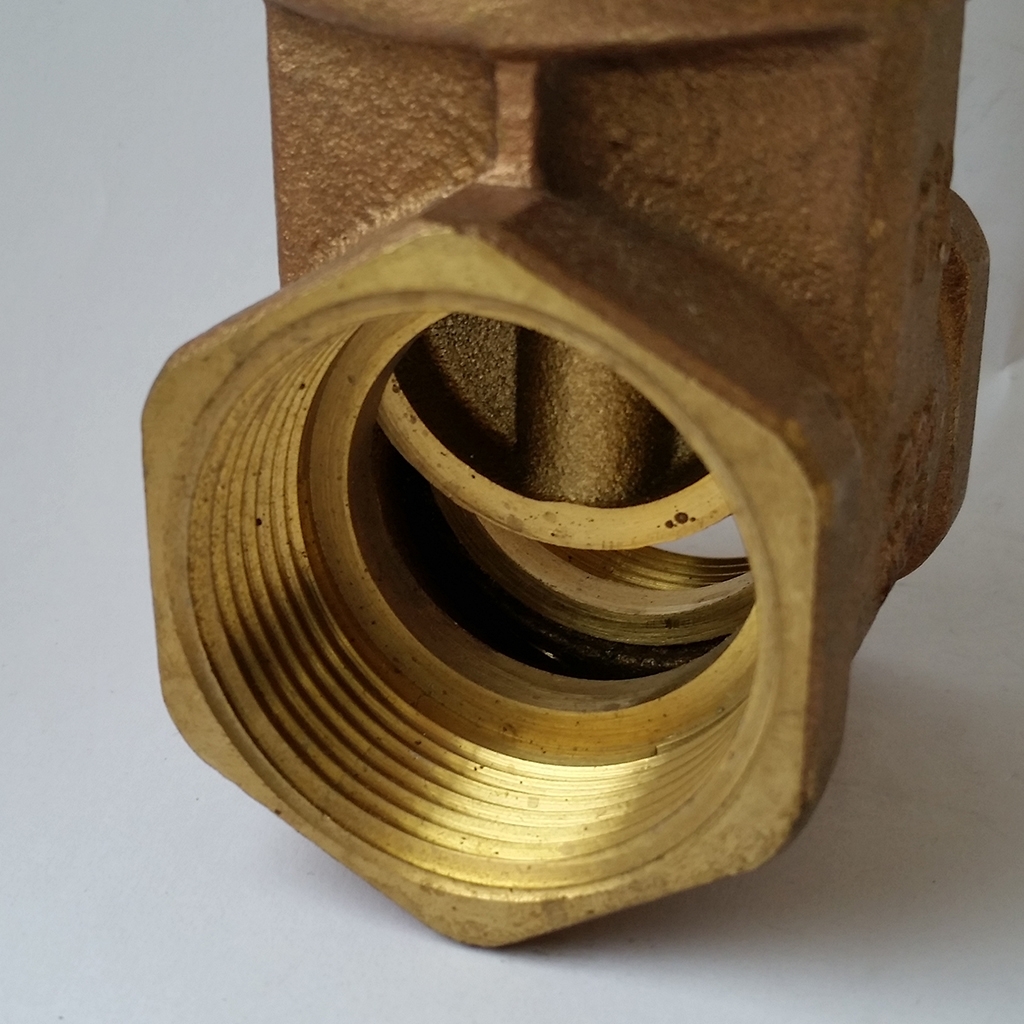 Brass 1 1/4" FPT gate valve