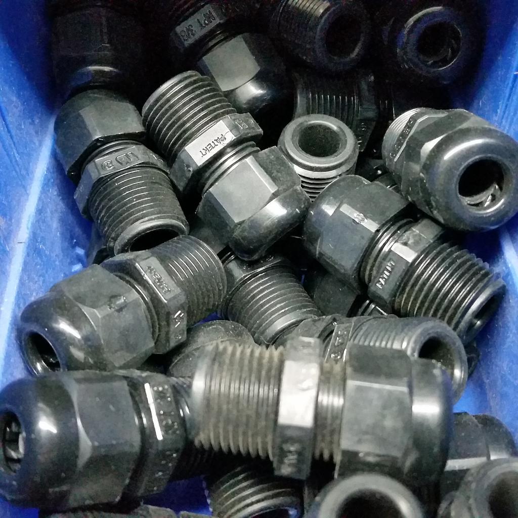 Connecteur en plastique noir 3/8" MPT vissé (pour cables .069-.187") - locknut vendu séparément